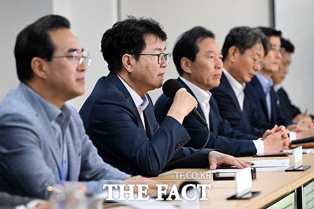 이한주 국정기획위원회 위원장(왼쪽에서 두 번째)이 22일 오후 서울 종로구 정부서울청사 창성동 별관에서 열린 기자간담회에서 모두발언을 하고 있다./남용희 기자