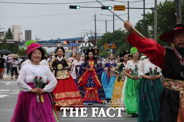 21일 오후 진행된 '불빛 거리 퍼레이드'에 시민 800여 명이 참여했다./ 포항시
