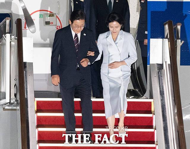 이재명 대통령은 다음주로 예정된 북대서양조약기구(NATO) 정상회의 일정에 참석하지 않기로 결정했다고 22일 대통령실이 밝혔다. 주요 7개국(G7) 정상회의 참석을 마친 이재명 대통령 부부가 19일 오전 경기 성남시 서울공항에 도착해 공군 1호기에서 내리고 있다. /박헌우 기자