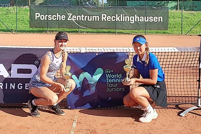 오른쪽 파란색 상의가 손하윤 (사진제공 / 디그니티A )