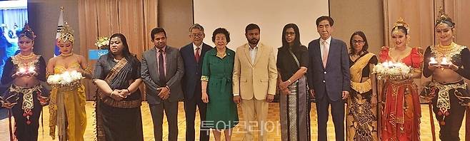 지난 9일 스리랑카 메가로드쇼 참가자들이 가념사진을 찍었다.&nbsp;