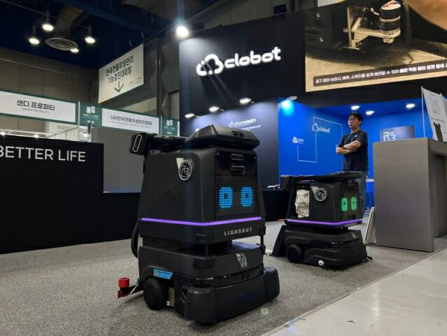 클로봇이 국제청소위생산업전에서 선보인 청소로봇 'R3 스크럽 프로'와 'R3 바큠' (사진=지디넷코리아 신영빈 기자)
