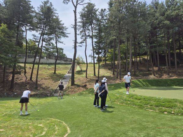 PGA 마스터스 대회로 유명한 오거스타 내 12번 홀(아멘코너)을 오마주한 숏게임장에서 고객들이 골프를 즐기고 있다. 이민지 기자.