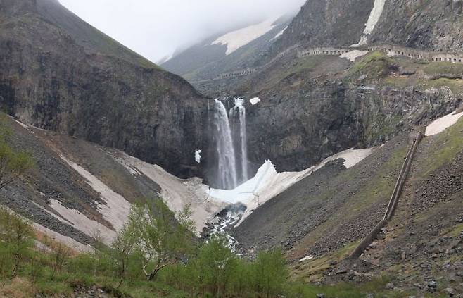 백두산 장백폭포. 천지에서 시작한 물줄기는 장백폭포를 거쳐 둘로 갈라져 흐르다가 이도백하에서 다시 만난다.[사진=구은모 기자]