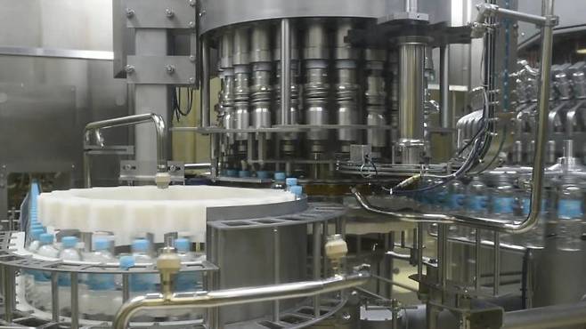 뚜껑을 병과 결합하는 캡핑 공정이 진행되고 있는 모습.[사진제공=농심]