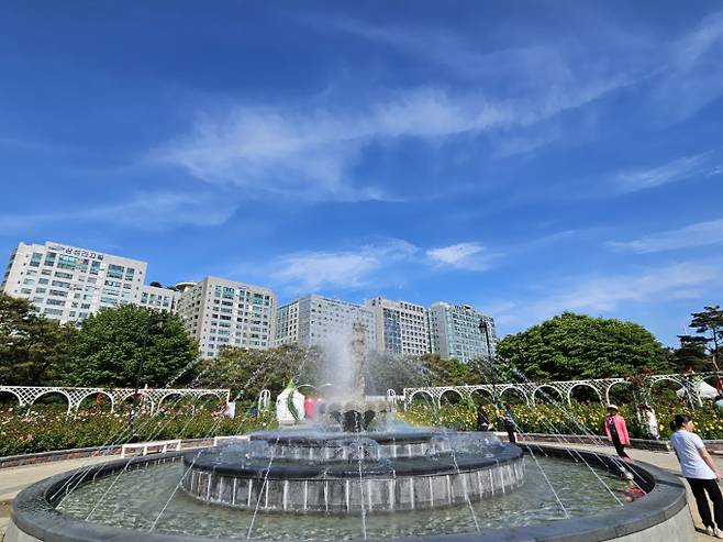 비 그친 뒤 체감 31도 ‘더위’...남부·제주 장맛비[오늘날씨]= 일요일인 오늘(22일) 날씨는 수도권과 강원도는 맑겠고, 충청권은 가끔 구름 많겠으나, 남부지방과 제주도는 대체로 흐리겠다. 2025년 장마전선이 남하하면서, 남해안과 제주도에 가끔 비가 내리는 곳이 있겠다. 비가 그친 지역에서는 낮 기온이 30도 내외로 오르고, 일부 지역에서는 최고 체감온도가 31도 이상으로 올라 덥겠다. 오늘날씨, 내일날씨, 주간날씨 예보 ⓒbnt뉴스