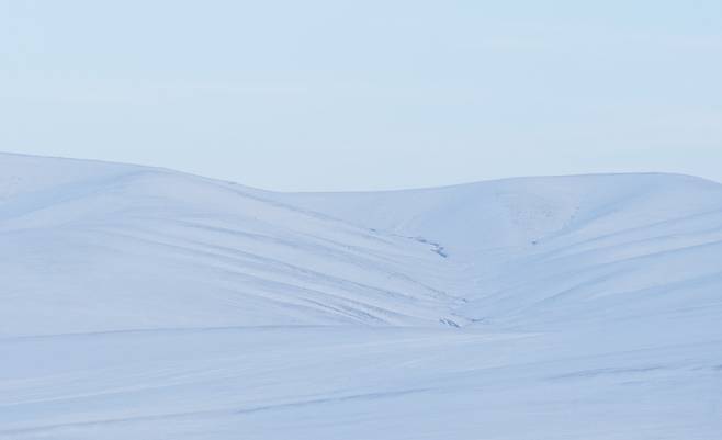 몽골 투브(tuv)아이막. 하얀 눈과 강추위가 만나 다음 해 봄까지 이 형태를 유지한다. 2023년/ 사진가 도재홍