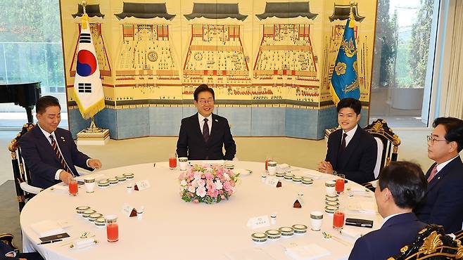 이재명 대통령이 22일 한남동 관저에서 열린 여야 지도부와 오찬에서 발언하고 있다. 왼쪽부터 강훈식 비서실장, 김병기 더불어민주당 당대표 직무대행 겸 원내대표, 이 대통령, 국민의힘 김용태 비상대책위원장, 송언석 원내대표, 우상호 정무수석. /뉴시스
