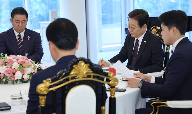 이재명 대통령이 22일 한남동 관저에서 열린 여야 지도부와 오찬에서 김용태 국민의힘 비상대책위원장의 발언을 듣고 있다. 왼쪽부터 김병기 더불어민주당 당대표 직무대행 겸 원내대표, 이 대통령, 국민의힘 김용태 비상대책위원장, 송언석 원내대표. /뉴시스