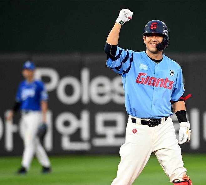 22일 부산 사직야구장에서 열린 삼성과 롯데의 경기에서 7회말 1사 만루에서 역전 3타점 2루타를 터트린 김민성./허상욱 스포츠조선 기자