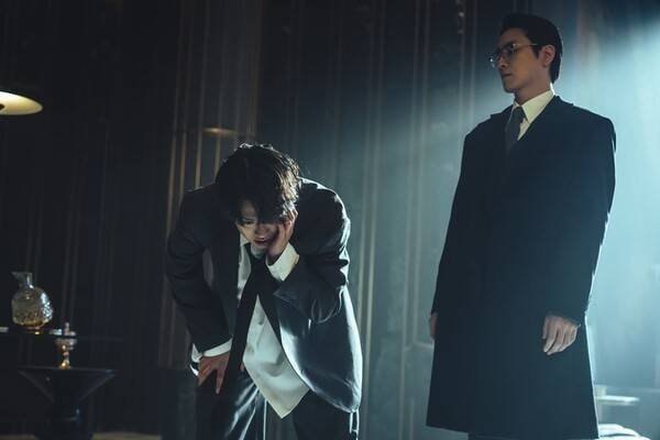 넷플릭스 드라마 '광장' 스틸컷. 남기석(이준혁)이 구준모(공명)과 갈등을 빚는 모습./넷플릭스 제공