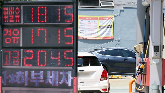 22일 서울 종로구 한 주유소에 휘발유와 경유 가격이 표시돼 있다./뉴스1