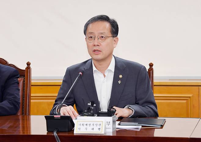 이형일 기획재정부 장관 직무대행 1차관이 19일 서울 중구 은행회관에서 열린 '거시경제금융회의'를 주재하고 있다. /기획재정부 제공