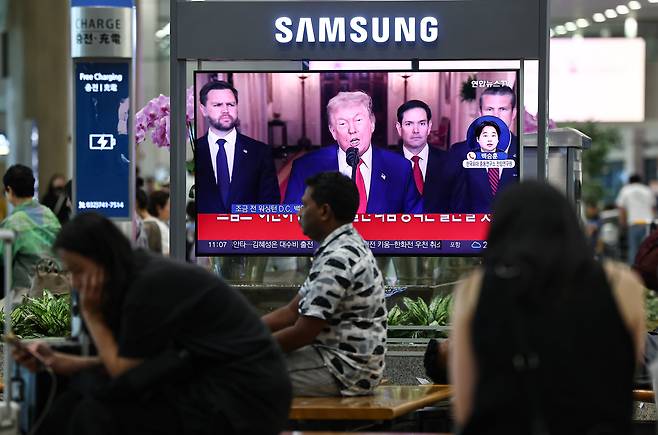 22일 인천공항 제1터미널 입국장 텔레비전에 트럼프 미국 대통령의 이란 공격 관련 대국민 담화 영상이 송출되고 있다. /뉴스1