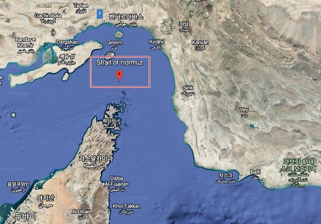 호르무즈 해협의 모습. 전 세계 원유 수송량의 20%가 호르무즈 해협을 통과한다./구글어스 캡처