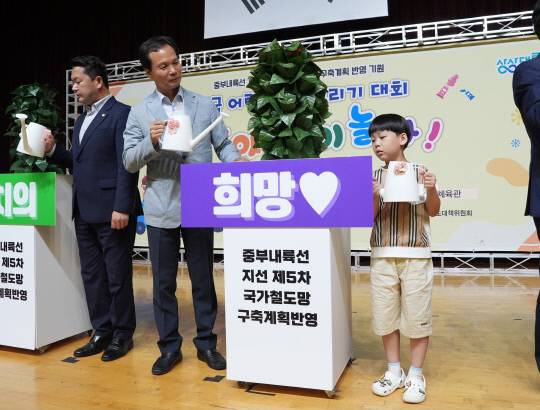 음성군이 주최한 '중부내륙선 지선 제5차 국가철도망 구축계획 반영 기원 전국 어린이 그림그리기 대회'가 지난 21일 음성실내체육관에서 개최됐다.   조병옥 군수가 어린이와 대화를 하는 모습  사진=음성군 제공