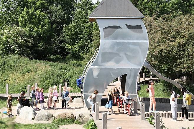 18일 오전(현지시간) 덴마크 코펜하겐시 ‘발비파켄(Valbyparken) 자연놀이터’에서 어린이들이 미끄럼타워를 타며 놀고 있다. 발비파켄은 코펜하겐 최대 규모의 자연형 놀이터로, 자연지형을 그대로 살려 조성된 것이 특징이다.경남도 제공