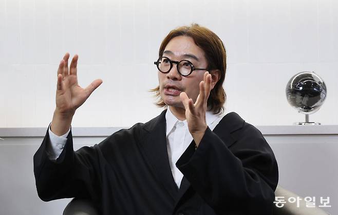 경주 APEC 정상회의 예술총괄감독을 맡은 양정웅 연출가는 19일 동아일보와의 인터뷰에서 “한국의 전통문화와 미디어아트의 첨단 기술을 접목해 해외 정상들에게 우리 문화의 매력과 힘을 알리고 싶다”고 했다. “K팝과 패션, 음식 등 세계적으로 유명해진 한국 문화가 장르별로 정말 많아서 무엇을 보여줄지 행복한 고민 중”이라며 웃었다.
홍진환 기자 jean@donga.com
