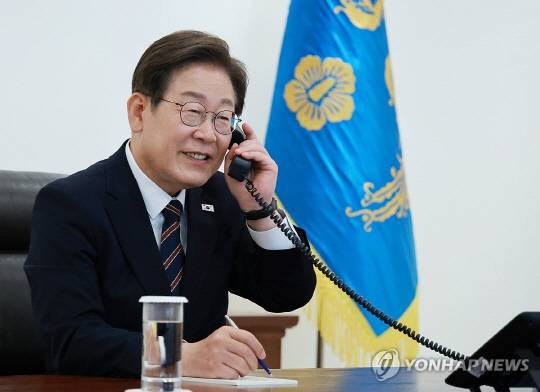 이재명 대통령이 지난 9일 서울 용산 대통령실 청사 집무실에서 이시바 시게루 일본 총리와 전화 통화를 위해 수화기를 들고 있다. 연합뉴스