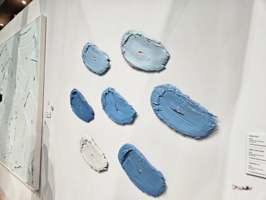 개인전에 전시된 워너 브롱크호스트 작품들. 김나인 기자