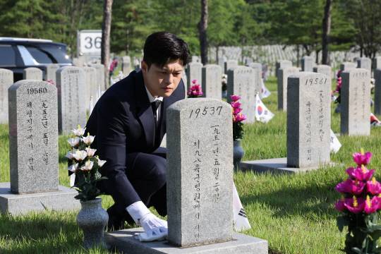 김용태 국민의힘 비상대책위원장이 22일 국립서울현충원을 찾아 6·25 참전용사 묘역정화 봉사활동을 하고 있다. [연합뉴스]