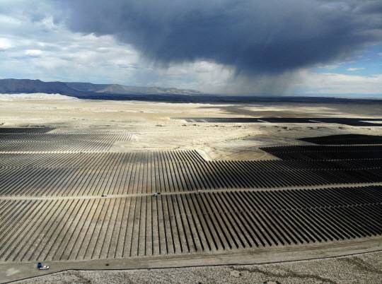 미국 유타주 에머리에서 태양광 배열 설치 공사가 계속 진행되고 있는 모습. 연합뉴스.