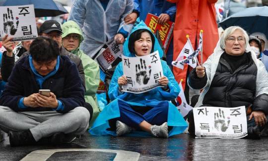 추미애 더불어민주당 의원이 3·1절이던 지난 3월1일 오후 서울 안국동 사거리에서 촛불승리전환행동(촛불행동) 주도로 윤석열 당시 대통령 파면, 국민의힘 해체 등을 주장한 '129차 전국 집중 촛불문화제' 집회에 참여해 김민웅(오른쪽) 촛불행동 상임대표와 함께 시위하고 있다. 김민웅 상임대표는 민주당 최고위원을 지낸 김민석 현 국무총리 후보자다.<촛불행동 페이스북 페이지 사진 갈무리>