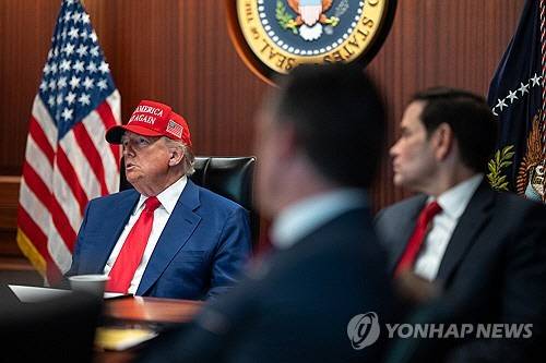 21일(현지시간) 백악관에서 회의 중인 도널드 트럼프 미 대통령[백악관 제공. 워싱턴 EPA=연합뉴스]