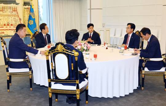 이재명 대통령이 22일 서울 한남동 관저에서 열린 여야 지도부와의 오찬에서 국민의힘 송언석 원내대표의 발언을 듣고 있다. 왼쪽부터 시계방향으로 김병기 더불어민주당 대표 직무대행 겸 원내대표, 이 대통령, 김용태 국민의힘 비상대책위원장, 송언석 국민의힘 원내대표, 우상호 대통령실 정무수석, 강훈식 대통령비서실장. [연합뉴스]