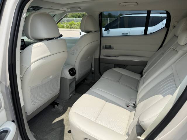 1열 슬림 시트 적용으로 2열 무릎 공간이 41㎜ 개선됐다.