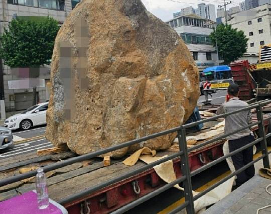 서울 동대문구 이문동 '래미안 라그란데' 아파트 단지 내부에 설치되는 조경석 모습. [연합뉴스]