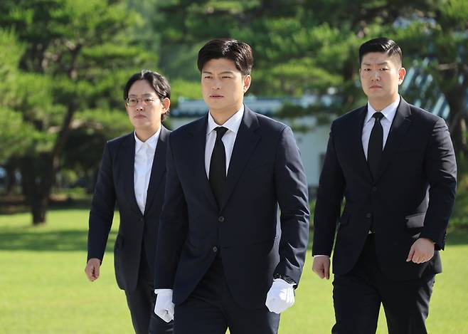 국민의힘 김용태 비상대책위원장이 22일 국립서울현충원 현충탑을 참배하기 위해 이동하고 있다.(사진=연합뉴스)