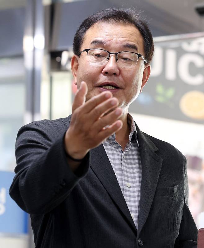 채상병 순직사건 외압 의혹을 수사하는 이명현 특별검사가 22일 오전 서울 서초구 서초동 사무실로 출근하며 취재진의 질문에 답변하고 있다. 2025.06.22. /사진=뉴시스