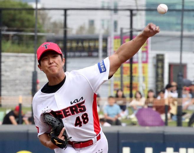 이의리가 수술 후 첫 실전등판서 무난한 투구를 선보였다. 연합뉴스