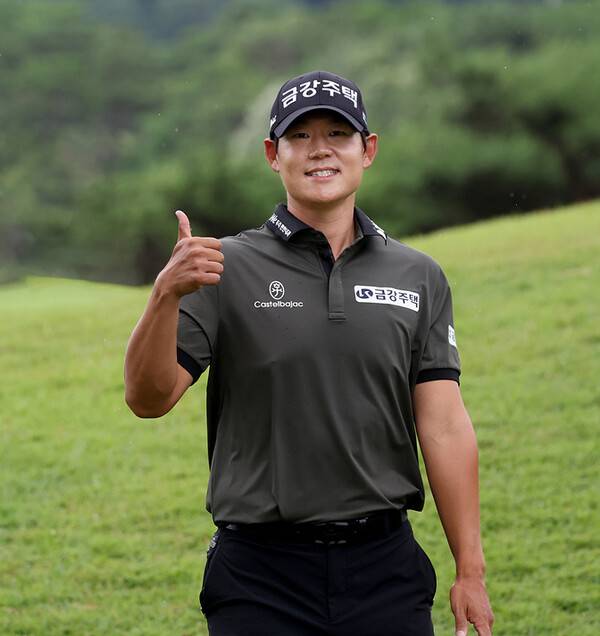 2025년 한국프로골프(KPGA) 투어 제68회 KPGA 선수권대회 우승 경쟁에 뛰어든 교포 선수 신용구(캐나다) 프로가 3라운드에서 경기하는 모습이다. 사진제공=KPGA