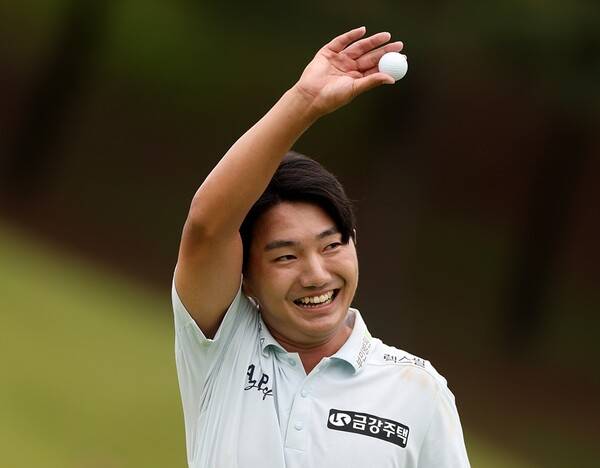 2025년 한국프로골프(KPGA) 투어 제68회 KPGA 선수권대회 우승을 차지한 옥태훈 프로가 최종라운드에서 샷 이글을 기록한 뒤 기뻐하는 모습이다. 사진제공=KPGA