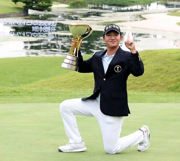 2025년 한국프로골프(KPGA) 투어 제68회 KPGA 선수권대회 우승을 차지한 옥태훈 프로가 우승 트로피를 들고 기념촬영하는 모습이다. 사진제공=KPGA