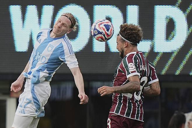 울산 에이치디(HD) 구스타브 루빅손(사진 왼쪽)이 22일(한국시각) 미국 뉴저지주 이스트러더퍼드의 메트라이프스타디움에서 열린 2025 국제축구연맹 클럽월드컵 조별리그 에프(F)조 2차전에서 플루미넨시 에프시(FC)의 구가와 헤딩슛 경쟁을 벌이고 있다. 이스트러더퍼드/AP 연합뉴스