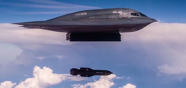 2019년 5월 미국 뉴멕시코 화이트 샌즈 미사일 실험장에서 미 공군의 비(B)-2 스텔스 폭격기가 벙커 버스터 폭탄(GBU-57 MOP)을 투하하는 모습. 출처 유튜브 Ultimate Military Channel