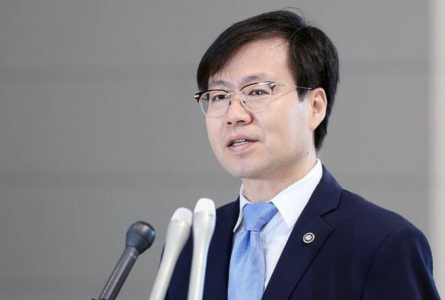 여한구 산업통상자원부 통상교섭본부장이 22일 인천국제공항 제2터미널 출국장에서 취재진 질문에 답하고 있다. 연합뉴스