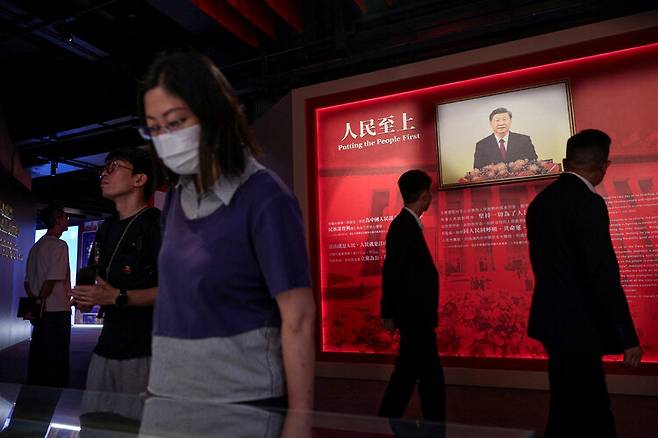 홍콩 국가보안법 시행 5주년을 앞둔 지난 20일 홍콩에서 열린 국가안보 관련 전시에 시진핑 중국 국가주석의 사진이 걸려있다. 홍콩/로이터 연합뉴스