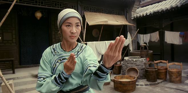 영화 ‘영춘권’에서 엄영춘은 다양한 손기술로 상대방을 제압한다. 영화 ‘영춘권’ 화면 갈무리