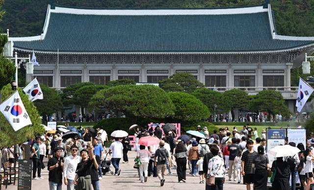 8일 서울 종로구 청와대 앞이 이곳을 관람하려는 시민들 및 외국인 관광객들로 북적이고 있다. 홍인기 기자