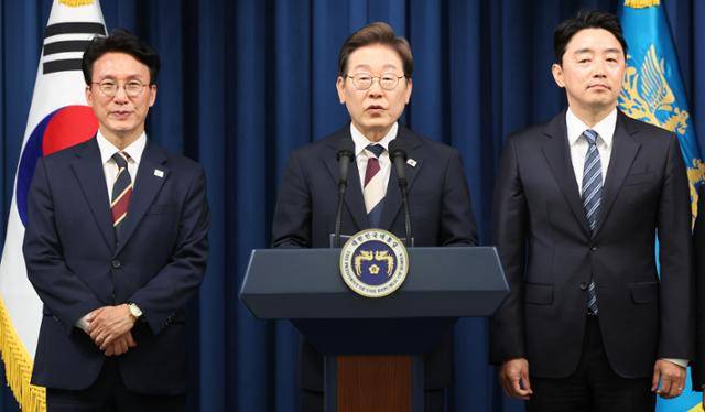 이재명(가운데) 대통령이 4일 서울 용산구 대통령실 청사 브리핑룸에서 국무총리 후보자와 대통령 비서실장으로 더불어민주당 김민석(왼쪽) 의원과 강훈식 의원을 각각 지명하는 인사를 발표하고 있다. 뉴스1