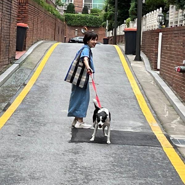 정이현 작가가 반려견 루돌이와 산책하고 있는 모습. 한겨레출판 제공