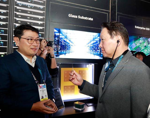 최태원(오른쪽) SK그룹 회장이 1월 미국 라스베이거스에서 열린 세계 최대 가전·정보기술(IT) 전시회 'CES 2025' 행사장에 마련된 SK 전시관에서 유리기판을 살펴보고 있다. SK그룹 제공