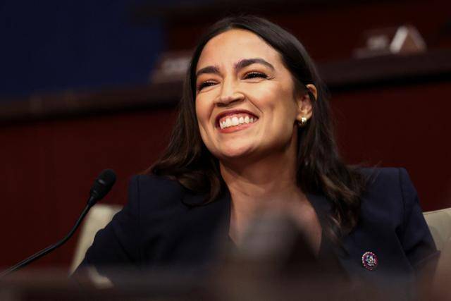 알렉산드리아 오카시오-코르테스(민주·뉴욕) 하원의원이 12일 워싱턴 국회의사당에서 열린 하원 감독위원회 청문회에 참석해 미소를 보이고 있다. 워싱턴=로이터 연합뉴스