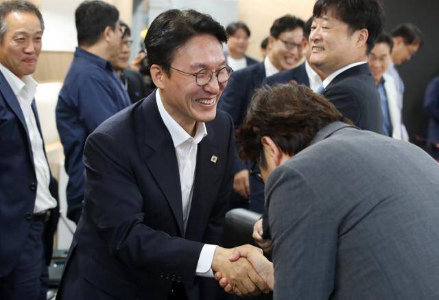 김민석 국무총리 후보가 20일 대구 수성구 대구디지털혁신진흥원에서 열린 AX 연구거점 조성을 위한 경청 간담회에서 참석자와 인사하고 있다. 뉴시스