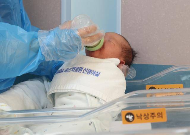 지난달 27일 경기도 고양시 CHA의과학대학교 일산차병원 신생아실에서 간호사가 신생아들을 돌보고 있다. 있다. 뉴시스