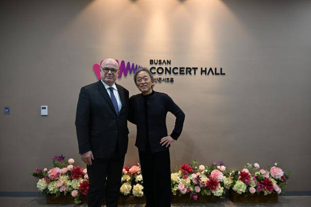 지휘자 정명훈이 22일 부산콘서트홀에서 연주를 마친 후 2027년 음악감독으로 취임하게 될 이탈리아 밀라노 라 스칼라 극장의 포르투나토 오르톰비나 극장장과 기념 촬영을 하고 있다. 클래식부산 제공